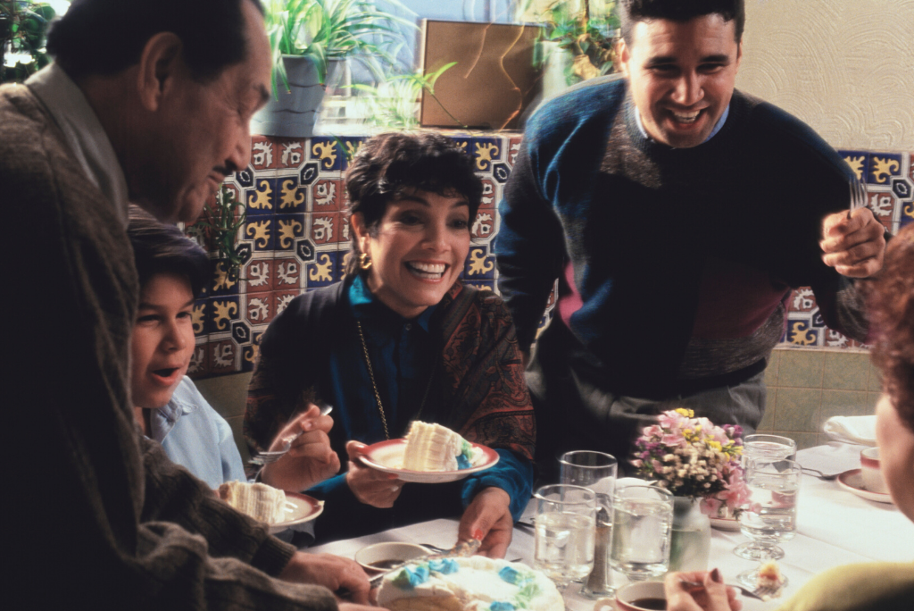 latino-family-eating
